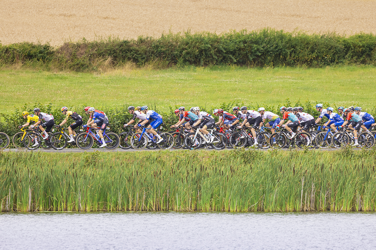 2023-07-12_TDF2023_Lac_Lapeyrouse_Peloton